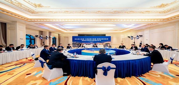 湖北港口集團、江西省港口集團、湖南省港務集團在武漢隆重舉行鄂贛湘三省港航企業戰略合作座談會暨簽約儀式
